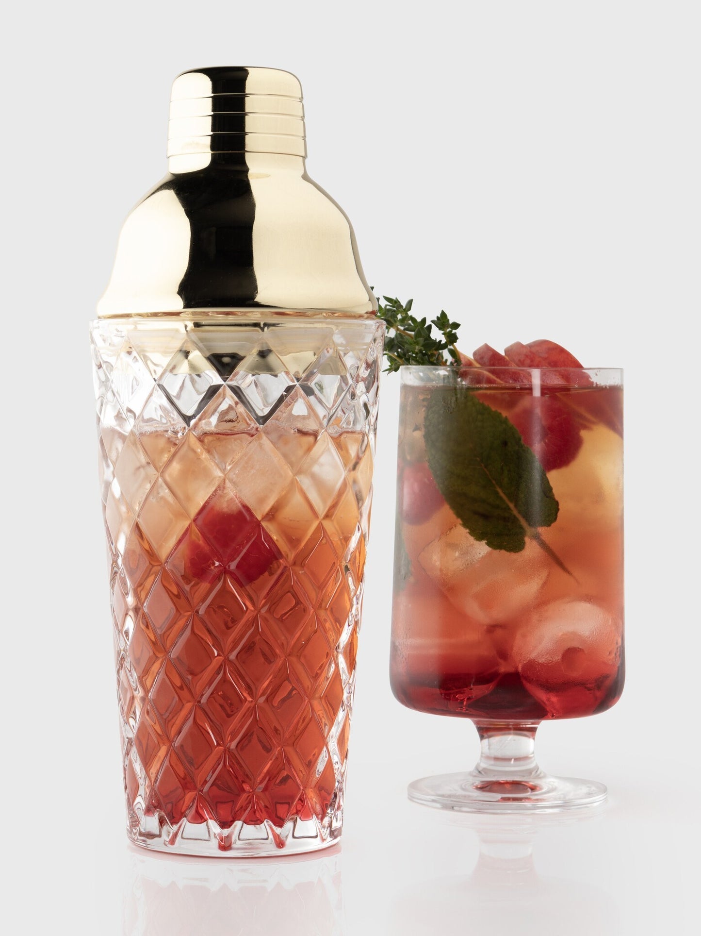 Cocktail Shaker. Diamond embossed cobbler shaker with built in ice strainer & silicone seal